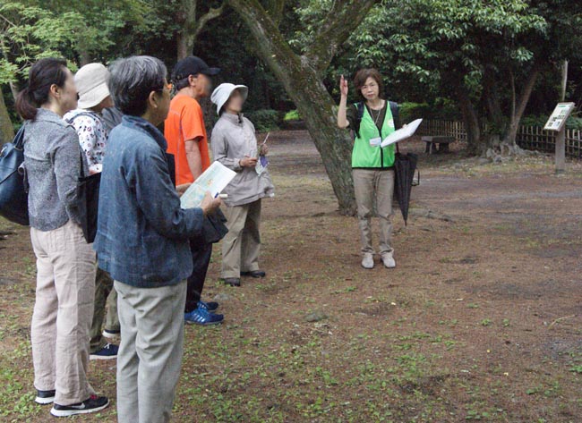 都御苑ツアーのガイドをする植村多賀子会員（近衞邸跡）