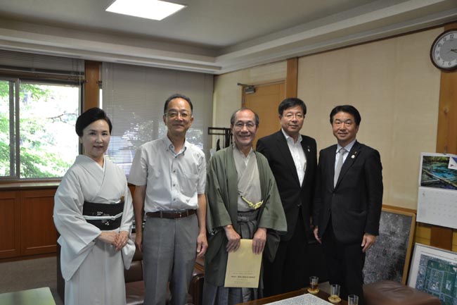 右から寺田一博京都市会議長、室井照平会津若松市長、門川大作京都 市長、廣瀬勇二京都御苑管理事務所長、小松香織理事長(閑院宮邸跡)