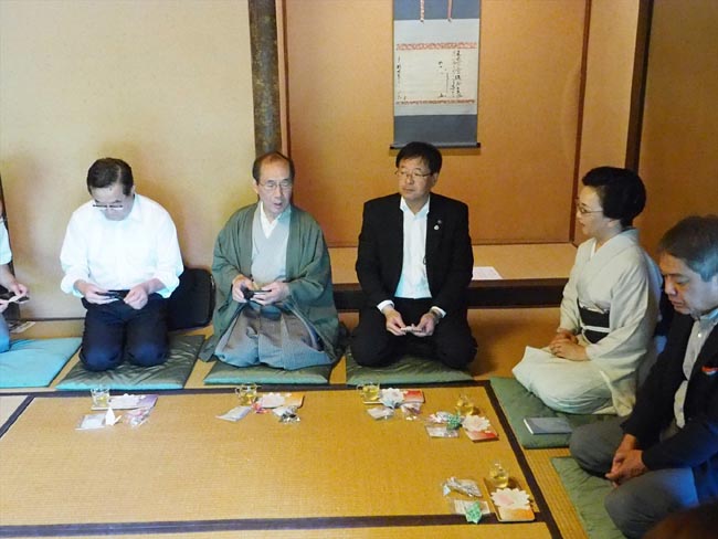 右から北村信幸京都市文化市民局文化担当局長、小松香織理事長、室井照平会津若松市長、門川大作京都市長、根本二郎前新宿区議会議員(拾翠邸 )
