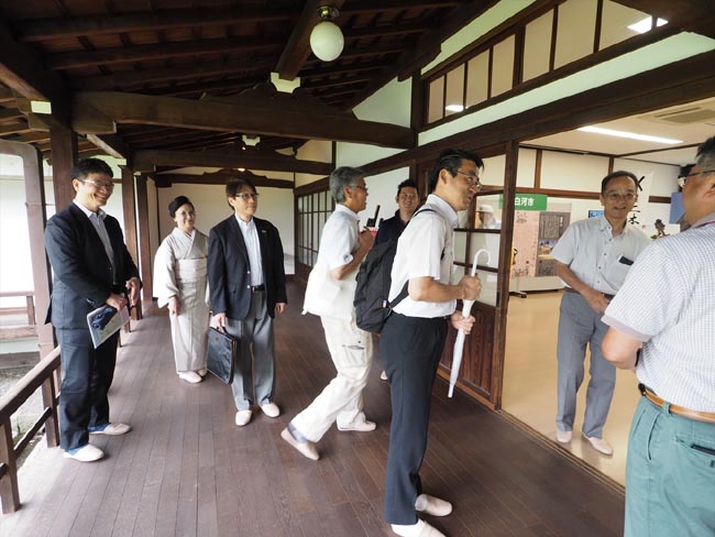 展示会場に入る、森本英香環境事務次官、小沢晴司東北地方環境事務所長(10日閑院宮邸跡)