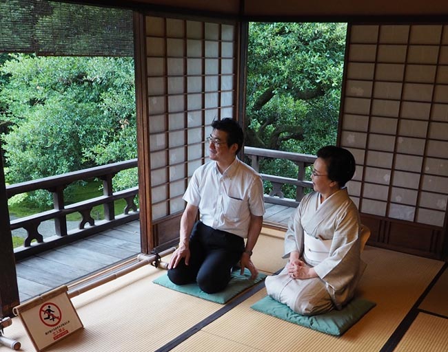 森本次官(左)と懇談する小松理事長(10日 拾翠亭)