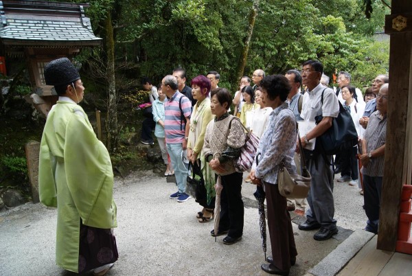 本殿手前の片岡舎の説明を伺いました