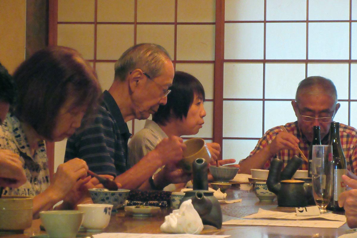 食事をしながら談笑する会員の皆さん