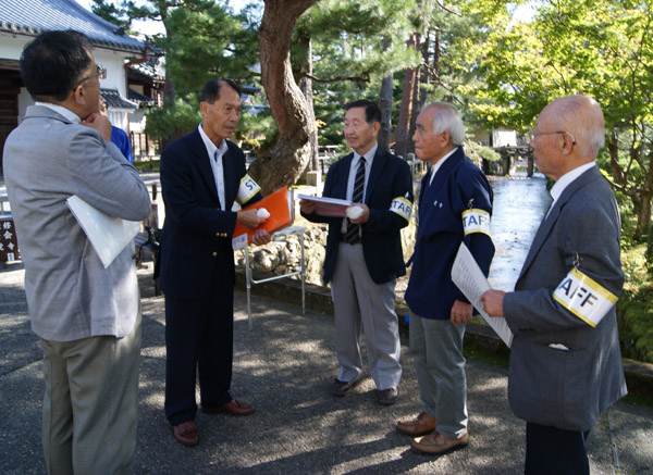 お客様を迎える前、入念に打ち合わせを行いました。左から中島孝和理事、須田清司理事、俊藤靖会員、山下淑夫会員、奥西不二会員