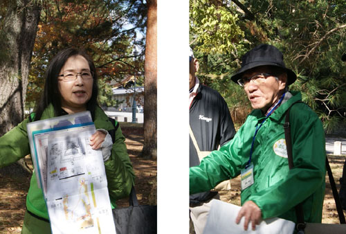 案内する小松香織会員(左)、坂本孝志会員