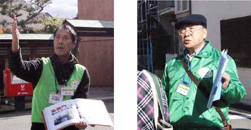 案内する須田清司会員(左)、植山政雄会員(島原大門)