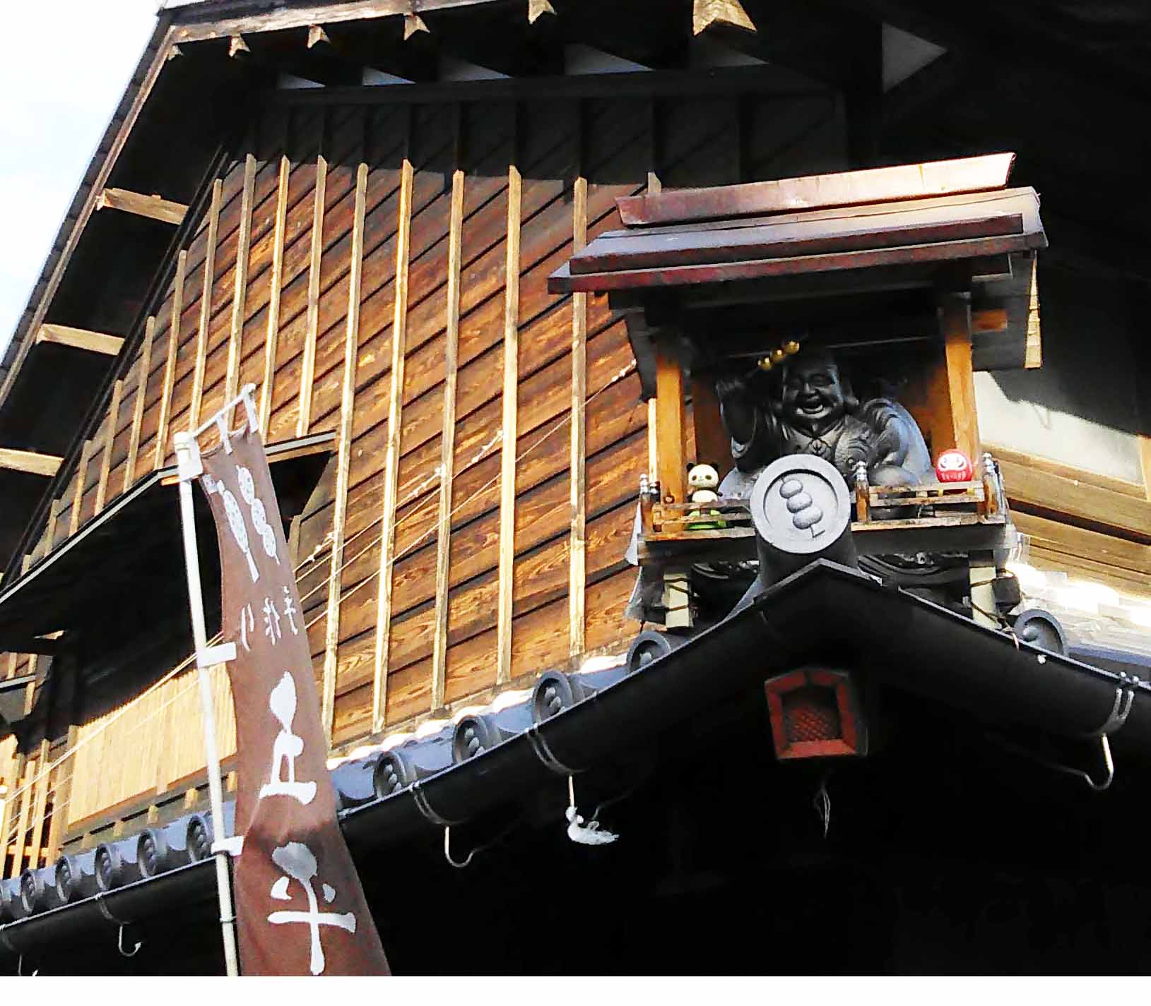 これでも鬼瓦?恵比寿さんが五平餅を持っています