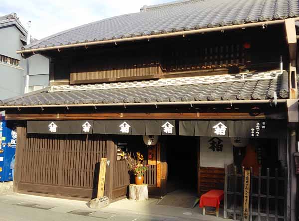 登録有形文化財に指定されている磯部邸の屋敷 元は呉服商で、奥には蔵が2つもありました