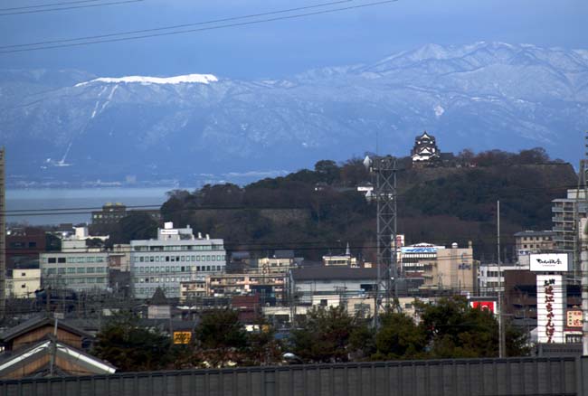 高速道路から一瞬見える彦根城　バックは対岸の比良山系