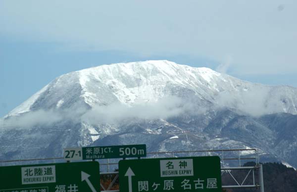 雪化粧した伊吹山がはっきりと