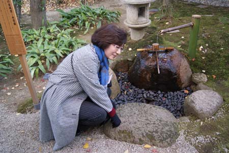 弘庵の入り口にはとてもよい音色の水琴窟が 思わず耳を傾けてしまいます