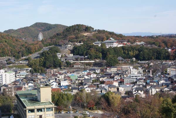 天守から東の風景 右は犬山成田山、観覧車は日本モンキーセンター