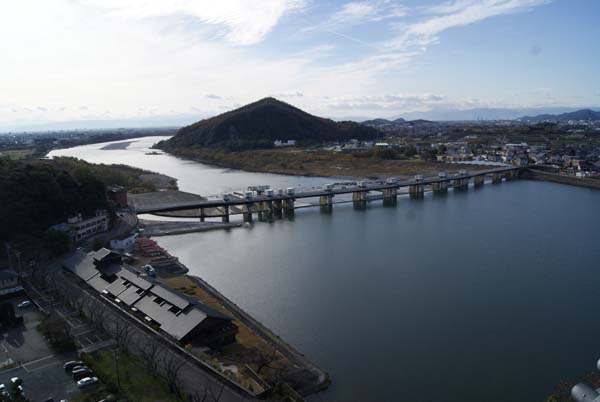 天守から西の風景　眼下に流れているのは木曽川