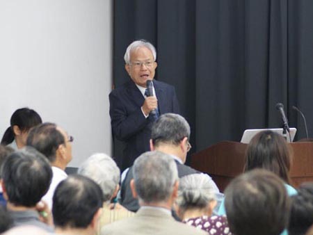 講演する林寛治会員(4月)