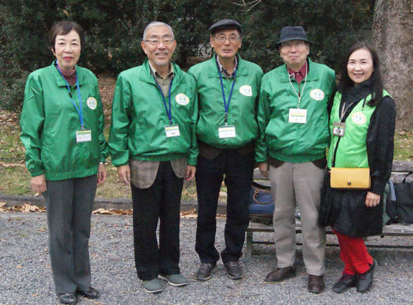 御苑ツアーガイド 左から宮川泰子会員、西野嘉一会員、田村光弘会員、福井大作会員、小松香織会員(11月)