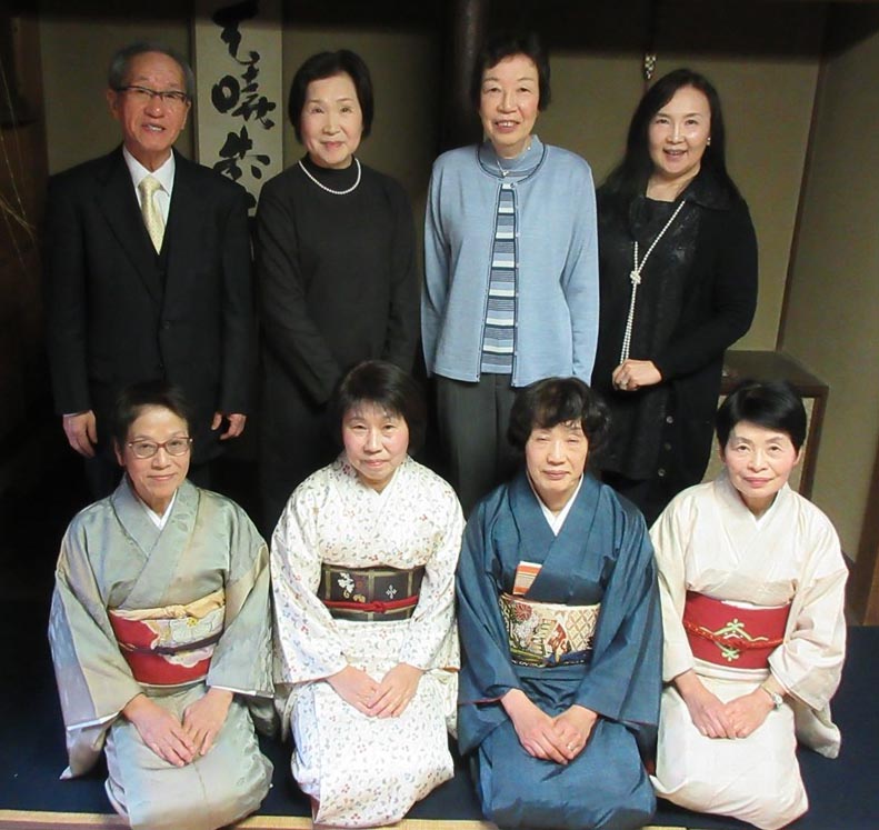 お手伝いの皆さん　前列左から西條貴子会員、西田会員、須山会員、藤井久美子会員、後列左から坂本孝史特別顧問、安田会員、宮川泰子会員、小松香織理事長